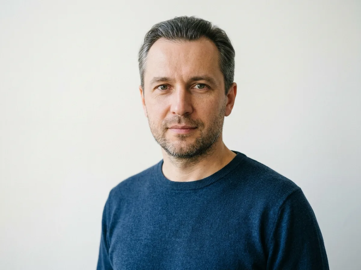 Аватар пациента Андрей Л., мужчина 45 лет, нейтральный фон, реалистичный портрет